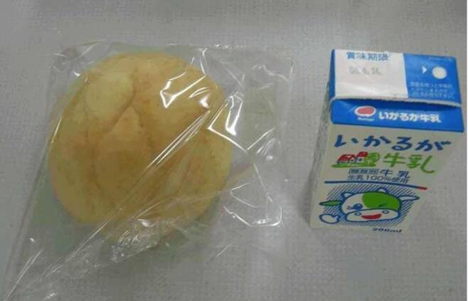 오사카부 사카이시립 사카이고 학생들에게 급식으로 지급된 빵과 우유.