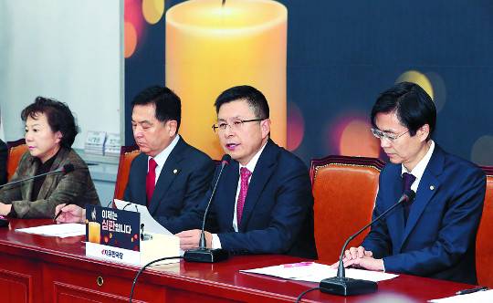 황교안(오른쪽 두 번째) 자유한국당 대표가 30일 국회에서 최고위원회의를 주재하고 있다. 지난달 단식 투쟁에 이어 국회 로텐더홀 농성을 14일간 벌이다 지난 24일 입원한 황 대표는 28일 퇴원한 뒤 이날부터 당무에 복귀했다. 연합뉴스