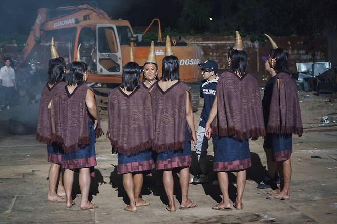 ‘쌉니다 천리마마트’ 백승룡 PD와 빠야족(사진=tvN)