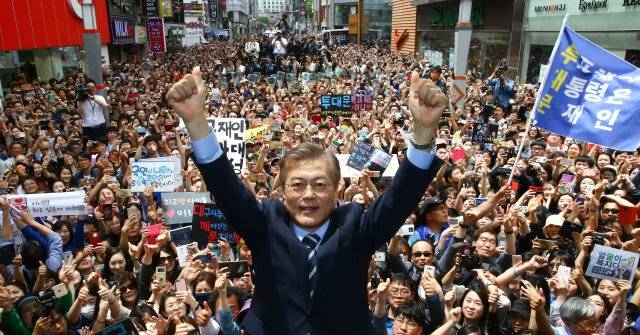 대통령 선거를 하루 앞둔 지난해 5월 8일 부산 서면에서 유세 중인 문재인 대통령. 부산=원대연 기자 yeon75@donga.com