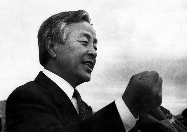 1987년 대통령 선거 유세 때 김영삼 전 대통령. 경남 거제시 출신인 그는 당시 “군정을 확실히 종식시키겠다”고 강조하려 했지만 ‘확실히’가 [학실히]처럼 들려 유행어가 되기도 했습니다. 동아일보DB