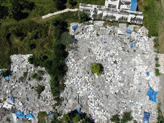 필리핀 민다나오섬에 한국에서 불법 수출된 플라스틱 쓰레기가 방치돼 있다. 필리핀 민다나오=천권필 기자
