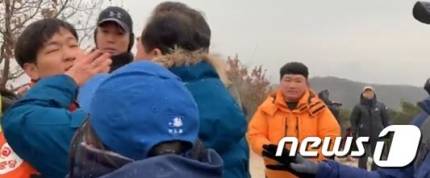 민중당원 아차산서 문재인 대통령에 항의하다 제지 - 민중당 당원 성치화씨가 1일 페이스북을 통해 서울 아차산 등반 중 만난 문재인 대통령에게 이석기 전 통합진보당 의원을 석방하라고 요청하던 중 청와대 관계자들과 마찰을 빚었다고 주장했다. 성치화씨 페이스북 영상 캡처 2020.1.1 뉴스1