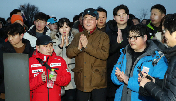- 문재인 대통령이 1일 오전 서울 아차산에서 2019년을 빛낸 의인들과 함께 신년 해맞이 산행을 하며 박광일 여행작가의 이야기에 박수를 치고 있다. 2020.01.01.도준석 기자 pado@seoul.co.kr