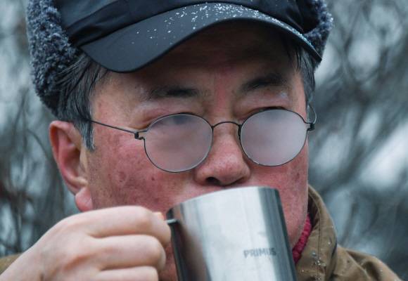 - 문재인 대통령이 1일 오전 서울 아차산에서 2019년을 빛낸 의인들과 함께 신년 해맞이 산행 중 휴식을 취하며 의인들과 이야기를 나누고 있다. 2020.01.01.