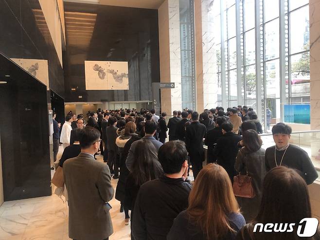 청와대가 2일 오전 서울 중구 대한상공회의소 회관에서 주최한 '2020년 합동 신년회'가 열리는 지하 2층 국제회의장 주변에 참석자들을 지켜보기 위한 시민들이 대기하는 모습이 연출됐다. 2020.1.2/뉴스1 © 뉴스1 주성호 기자