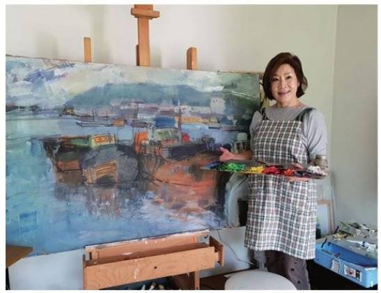 김경희 회장의 작품 활동 모습. 김 회장은 ’한 달에 몇 개를 그릴 때도 있고, 몇 달에 걸쳐 한 개를 그릴 때도 있다“고 말했다.