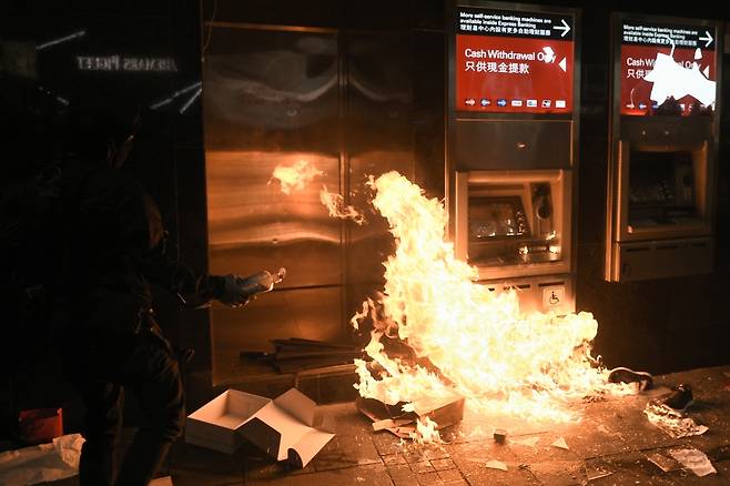 HSBC 은행 현금자동입출금기(ATM)에 불을 지르는 홍콩 시위대. /사진=AFP