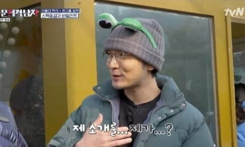 2일 오후 방송된 tvN 예능 프로그램 ‘문제적 남자: 브레인 유랑단’에서 가수 겸 작곡가 버벌진트(본명 김진태)가 자기 소개를 하라는 말을 듣고 난감해하고 있다.