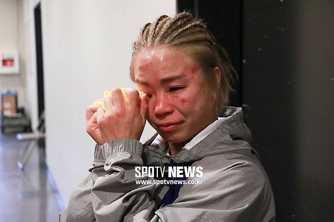 ▲ 함서희는 지난달 31일 라이진에서 슈퍼아톰급 챔피언에 오르고 감격의 눈물을 흘렸다.
