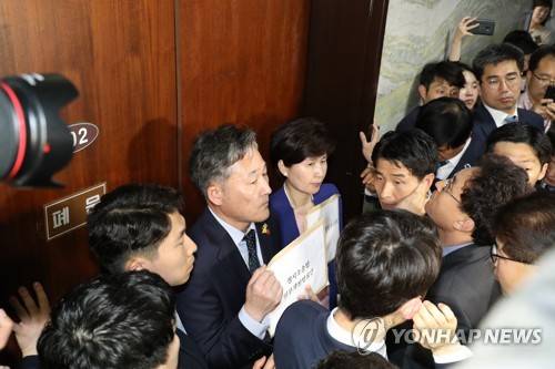 법안 제출 시도하는 민주당 작년 4월25일 당시 국회 앞에서 패스트트랙 처리를 시도하다 충돌하는 여야 의원들[연합뉴스 자료사진]