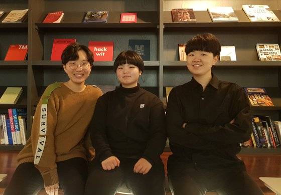 비혼 여성들의 도약을 위한 커넥션 커뮤니티 에미프(emif)를 이끌고 있는 하현지, 이예닮, 강한별 공동대표(왼쪽부터). 김지아 기자