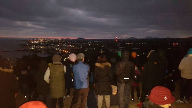 제주 함덕 서우봉 해변에서 일출을 기다리는 관광객들[사진 출처 : 함덕리사무소]