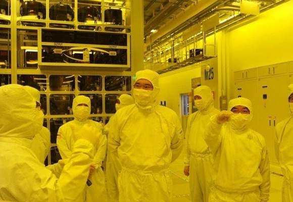 Samsung Electronics Co. Vice Chairman Lee Jay-yong (center) visits to a semiconductor research center in Hwaseong on Jan. 2, 2020. [Photo provided by Samsung Electronics Co.]