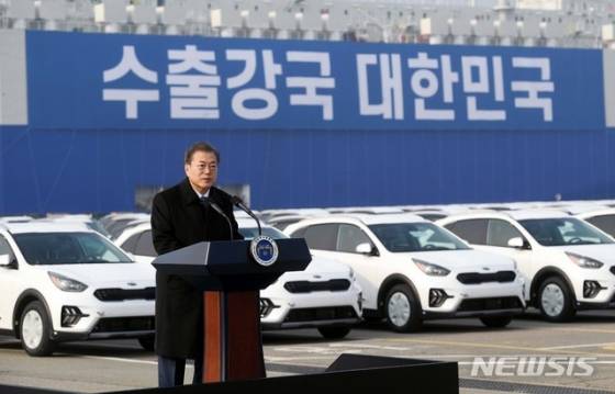 [평택=뉴시스]배훈식 기자 = 문재인 대통령이 3일 오전 경기 평택항 친환경차 수출현장을 방문, 인사말을 하고 있다. 2020.01.03.   dahora83@newsis.com