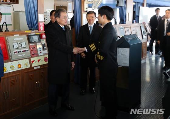 [평택=뉴시스]배훈식 기자 = 문재인 대통령이 3일 오전 경기 평택시 평택항 자동차 운반선에 올라 최인모 선장과 악수하고 있다. 2020.01.03.   dahora83@newsis.com