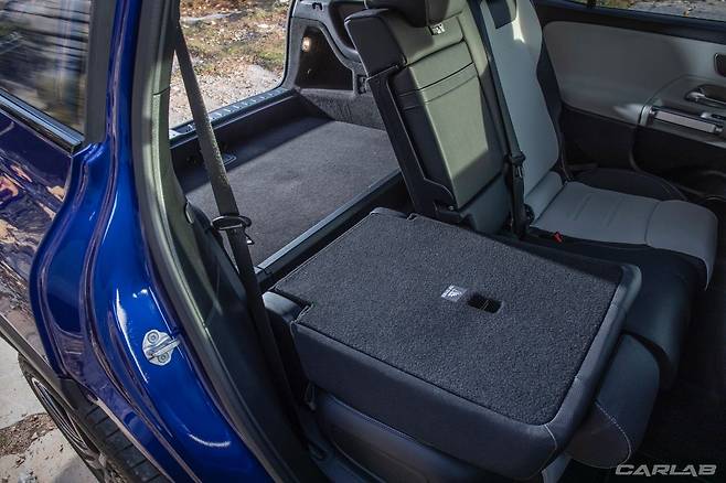 완전히 평지를 이루는 트렁크 바닥 / 2열은 4:2:4로 접힌다