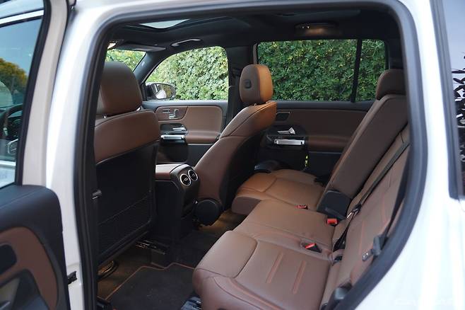 2열 다리 공간의 최대(왼쪽)와 최소(오른쪽)