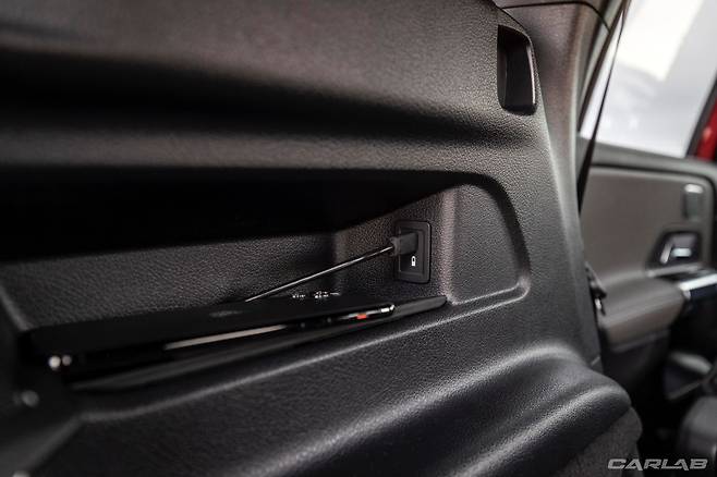 3열 측면 USB-C포트와 스마트폰을 위한 공간