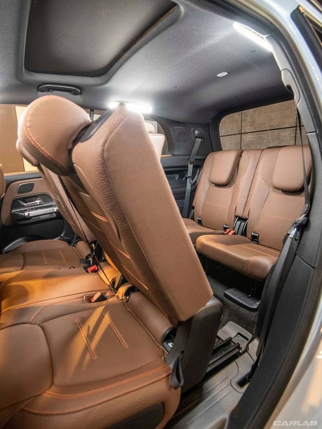 이지엔트리로 한번에 2열을 앞으로 당길 수 있지만 성인이 타기에는 여전히 쉽지 않다