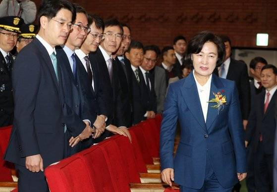 추미애 신임 법무부 장관이 3일 오전 경기도 과천정부청사 법무부에서 열린 취임식에 참석해 취임사를 마친 후 법무부 관계자 및 참석자들과 인사를 나누고 있다. [뉴스1]