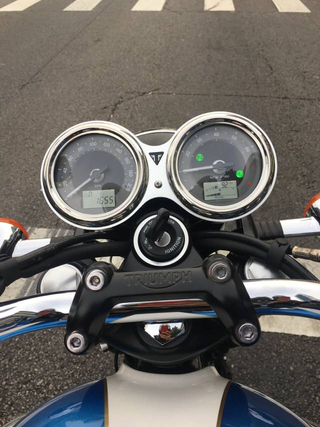 영롱쓰...순정 열선그립도 장착돼 있었던 본네빌...