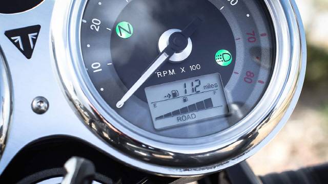 ‘로드’ 모드가 표시된 계기판. /사진제공=트라이엄프코리아