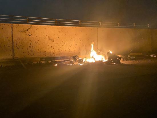 미군은 지난 3일 새벽 1시쯤 드론을 이용한 공습을 감행해 바그다드 국제공항에 도착해 차량에 탑승했던 거셈 솔레이마니 이란 혁명수비대 정예군(쿠드스군) 사령관을 폭사시켰다. 사진은 이라크 총리실이 배포한 것으로, 바그다드 공항 인근에 공습을 받은 차량이 불타고 있다. AP뉴시스