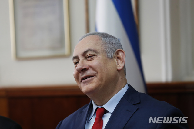 [예루살렘=AP/뉴시스] 베냐민 네타냐후 이스라엘 총리가 5일 주간 각의를 주재하고 있다  2020. 1. 5.
