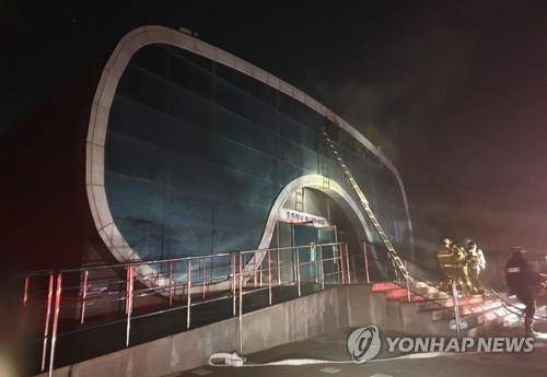 불에 탄 전주동물원 아쿠아리움 [전북도 소방본부 제공]