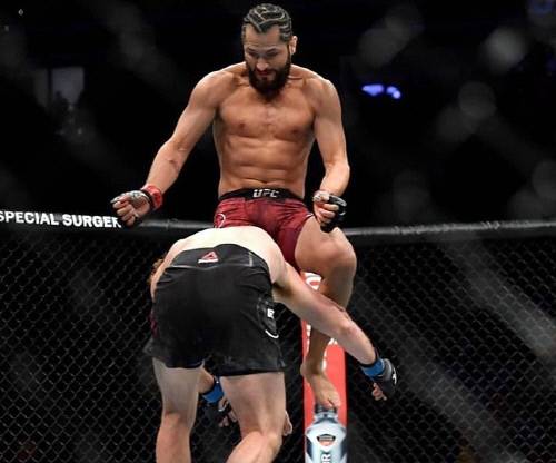 마스비달이 아스크렌을 경기시작 5초 만에 플라잉 니킥으로 KO시키고 있다. 사진출처 | 호르헤 마스비달 SNS