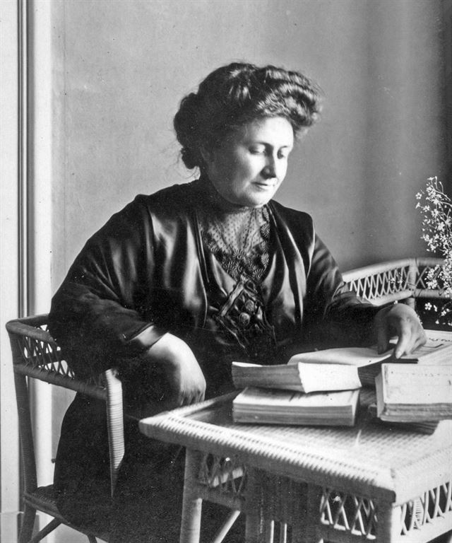 마리아 몬테소리가 1907년 오늘 로마 산로렌초 구 빈민지역에 자신의 첫 학교를 열었다.위키피디아.