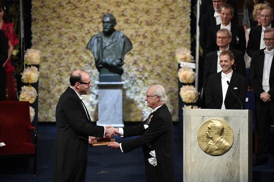 지난해 12월 10일 스웨덴 스톡홀름에서 열린 노벨상 시상식에 참석한 크레이머(왼쪽) 교수. [AP=연합]
