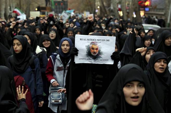 [테헤란(이란)=AP/뉴시스]4일(현지시간) 이란 수도 테헤란에서 시민들이 미국의 공습으로 숨진 이란 혁명수비대 쿠드스군 사령관 카셈 솔레이마니의 사진을 들고 미국을 규탄하는 시위를 벌이고 있다. 이란은 이번 미국의 공습으로 양국 간 긴장이 최고조에 달하면서 미국에 대해 '가혹한 보복'을 천명했다. 2020.01.05.