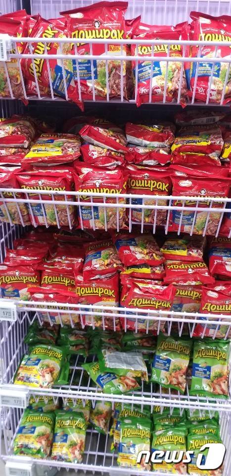 러시아 현지에서 팔리는 도시락 봉지면© 뉴스1