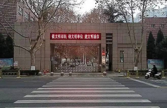 사건이 발생한 시안의 한 중학교 - 웨이보 갈무리