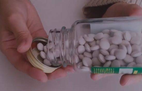 개봉해 공기와 접촉한 알약의 유통기한은 1년입니다. 유통기한이 지난 약은 약효가 떨어져 효과가 없을 확률이 높습니다. [사진=유튜브 화면캡처]