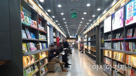 서울 종로구 한 대형서점에서 방문객들이 책을 읽고 있다/사진=허미담 인턴기자damdam@asiae.co.kr