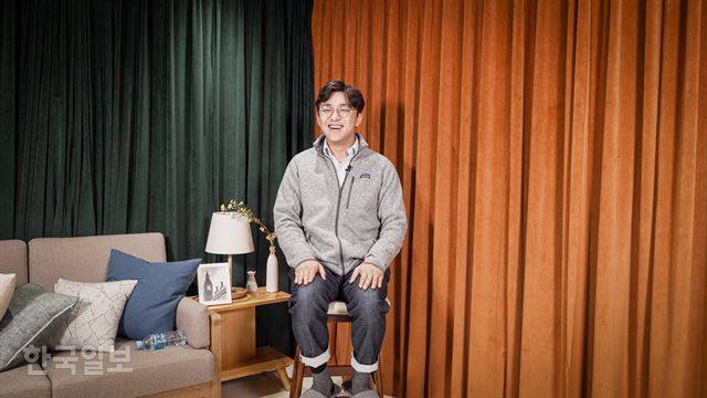 6일 서울 마포구 상암동에서 한국일보와 인터뷰를 하고 있는 더불어민주당 영입 인재 2호 원종건 씨. 현유리 PD