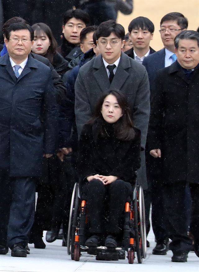 2020년 새해 첫날인 1일 오전 서울 동작구 국립서울현충원에서  더불어민주당 영입인재 2호인 회사원 원종건씨가 1호인 최혜영 강동대 교수의 휠체어를 밀고 현충탑으로 향하고 있다. 연합뉴스