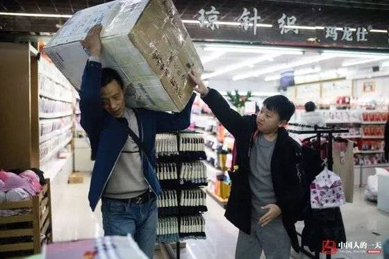 중학생이 된 란광후이의 아들은 학급 반장으로 공부도 곧잘 하고 아버지를 닮아 무거운 짐도 잘 나른다고 한다. [중국 인민망 캡처, 쉬캉핑]