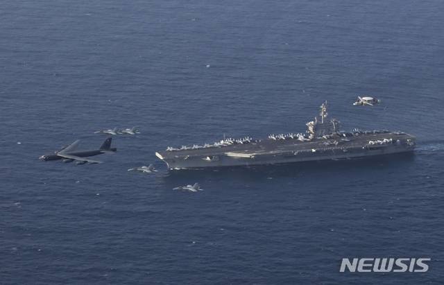 【아라비아해=AP/뉴시스】에이브러햄 링컨 캐리어 항모공격그룹과 미 공군 전략폭격기 B-52H 스트라토포트리스가 지난해 6월1일 아라비아해 미 중부사령부 관할구역에서 합동훈련을 하고 있다. 2020.01.07.