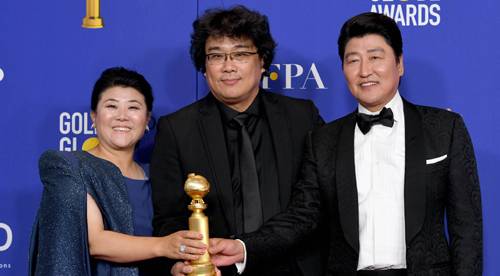 5일(현지시간) 미국 캘리포니아주 로스앤젤레스 베벌리힐스의 베벌리힐튼호텔에서 열린 제77회 골든글로브 시상식에서 영화 ‘기생충’으로 외국어영화상을 거머쥔 봉준호 감독(가운데)이 배우 송강호, 이정은과 함께 트로피를 들고 기념 촬영을 하고 있다. 게티이미지 제공, 베벌리힐스=AFP연합뉴스