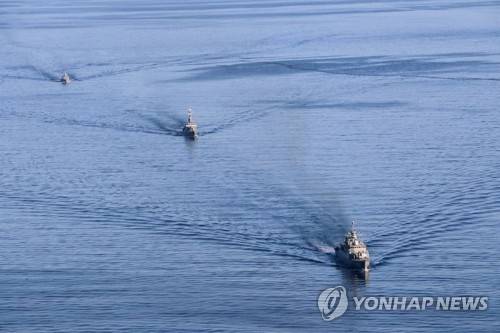 "미국의 자유행동 시대는 끝났다"는 구호와 함께 이란이 지난해 12월 중국·러시아와 진행한 첫 해군 합동훈련[EPA=연합뉴스 자료사진]