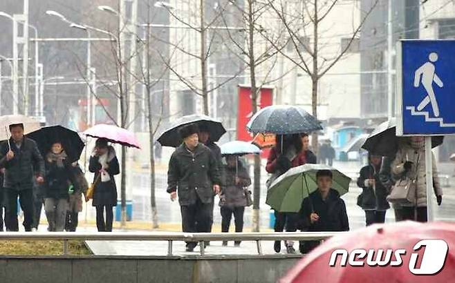 (평양 노동신문=뉴스1) = 북한 노동당 기관지 노동신문은 8일 비가 내린 평양의 모습을 공개했다. [국내에서만 사용가능. 재배포 금지. DB 금지. For Use Only in the Republic of Korea. Redistribution Prohibited] rodongphoto@news1.kr