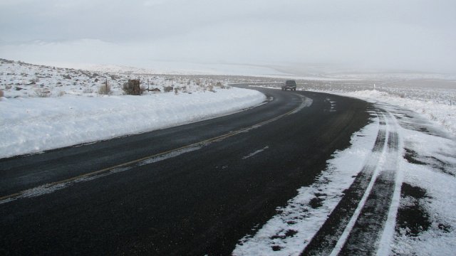 블랙아이스가 깔린 도로. 노면이 반짝이거나 젖어있는 것처럼 보이는 경우도 있지만 바짝 마른 것처럼 보이는 도로에 얼음이 깔려있기도 합니다. 위키미디어 커먼스