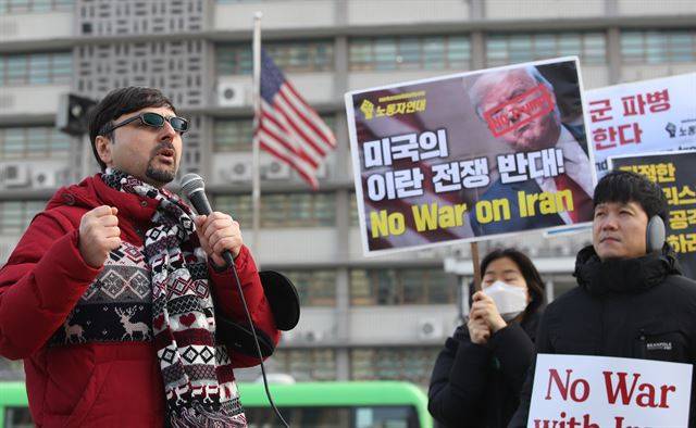이란 출신 난민 모세 씨가 9일 서울 종로구 광화문광장에서 시민단체연대회의, 한국진보연대 등이 연 '미국의 이란 공격 규탄, 호르무즈해협 한국군 파병 반대' 기자회견에서 발언을 하고 있다. 연합뉴스