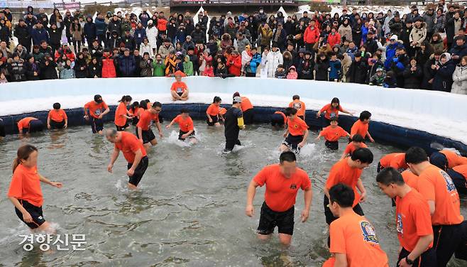 강원 화천에서 매년 겨울 열리는 ‘산천어축제’를 찾은 참가자들이 산천어 맨손잡기 체험을 하고 있다. 동물단체들은 산천어를 극심한 고통에 이르다 죽게 하는 맨손잡기 등이 동물학대에 해당한다며 화천군을 9일 고발할 예정이라고 8일 밝혔다. 정지윤 기자 color@kyunghyang.com