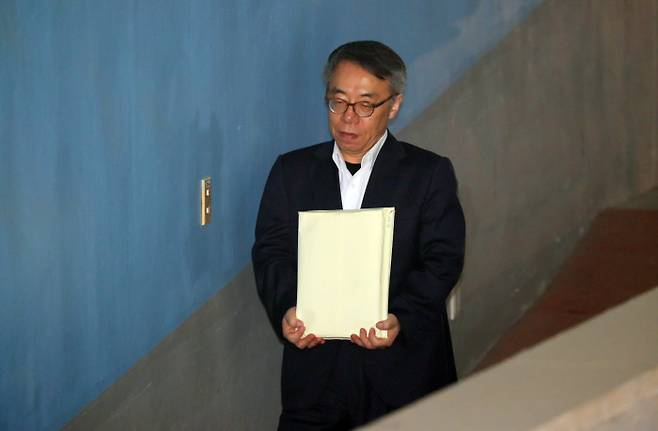 양승태 대법원의 사법농단 재판에서 직권남용 논쟁이 이어지고 있다. 사법행정권 남용 의혹을 받는 임종헌 전 법원행정처 차장이 지난 4일 서울중앙지방법원에서 열린 공판에 출석하기 위해 법정으로 향하고 있다. 연합뉴스