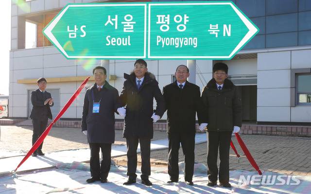 【개성=뉴시스】배훈식 기자 = 26일 오전 북한 개성시 판문역에서 열린 남북 동서해선 철도, 도로 연결 및 현대화 착공식에 참석한 이강래(왼쪽부터) 한국도로공사 사장,  김정렬 국토교통부 차관. 박호영 국토환경보호성 부상 등이 서울-평양 표지판 제막식을 하고 있다. 2018.12.26  dahora83@newsis.com